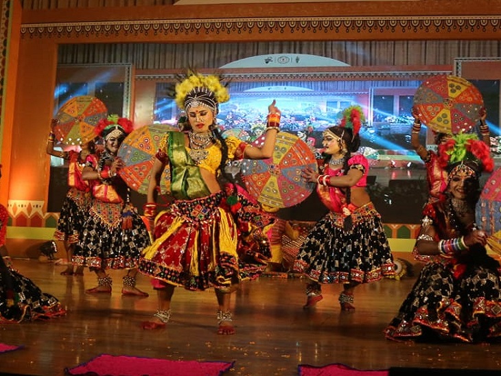 अन्य प्रदेशों से भी आए कलाकार एक मंच पर अपनी प्रस्तुति देते हुए।