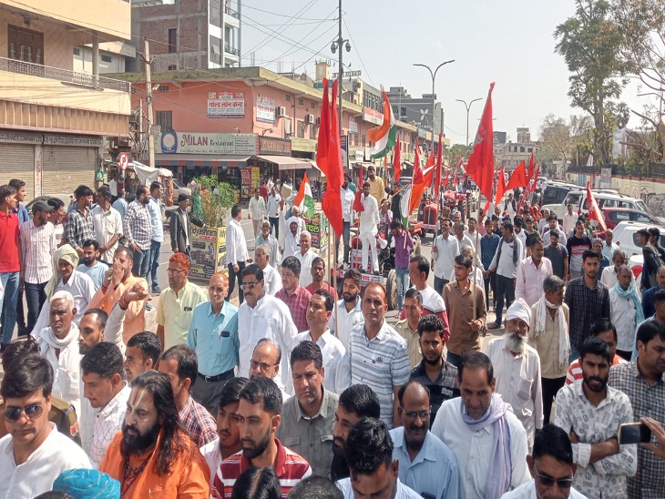 In Sikar, the villagers took out a rally with conch shells, sat on a ...