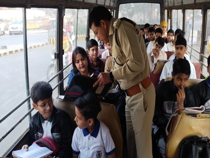 स्कूल बस पर कार्रवाई करती पुलिस