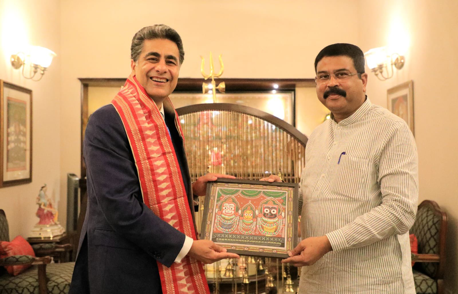 पिछले साल केंद्रीय मंत्री धर्मेंद्र प्रधान के साथ यह फोटो पुनीत ने री-ट्वीट की थी।