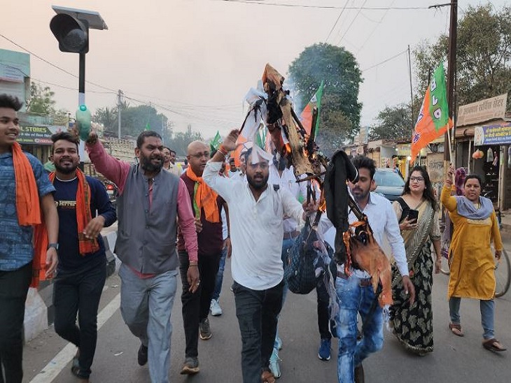 रिसाली में गृहमंत्री का पुतला जलाते हुए भाजयुमो के कार्यकर्ता, उनके साथ महिला कार्यकर्ताएं भी मौजूद।