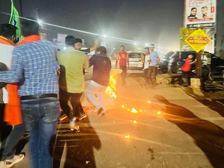 पुतला दहन के दौरान पुलिस और भाजपा कार्यकर्ताओं के बीच हुई जमकर झूमाझटकी हुई।