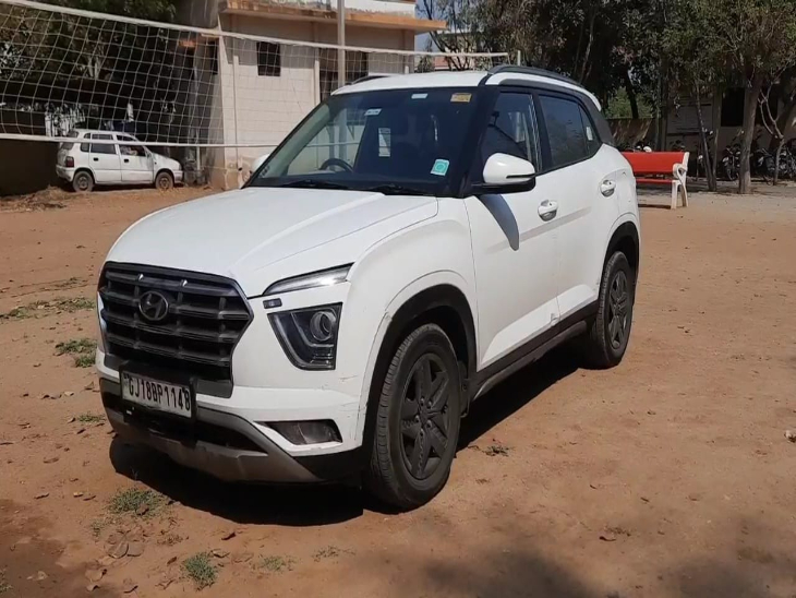 गुजरात नंबर की इस कार को पुलिस ने जब्त किया है। दोनों युवक इस कार में ही करोड़ों रुपए लेकर अहमदाबाद जा रहे थे।