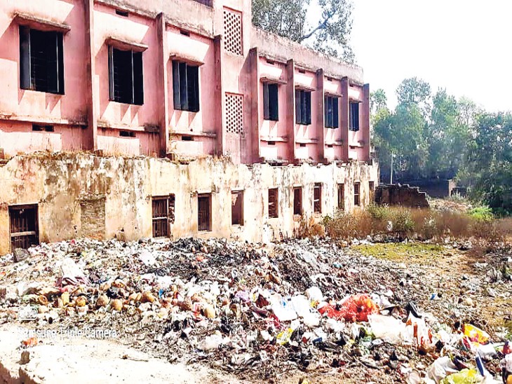 Children reach the temple of education through garbage | ये राह नहीं ...