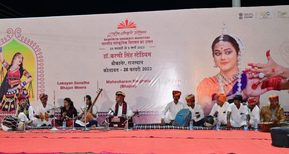 श्रीकोलायत में भी भजन संध्या का आयोजन रखा गया। हालांकि यहां दर्शक बहुत कम थे।