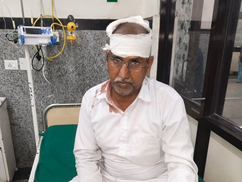 सरवरपुर के सरपंच अनूप कुमार देहडु को सिर में चोटें लगी हैं।