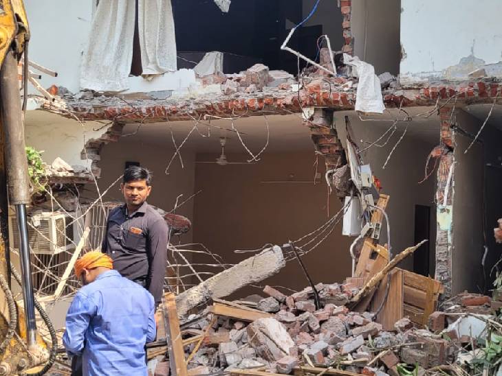 जफर अहमद के दो मंजिला भवन को PDA ने बुलडोजर से बुधवार को गिरा दिया।