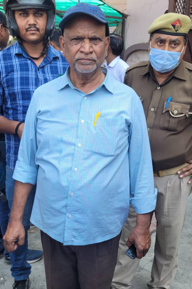 यह फोटो मकान के मालिक सफदर की है। उनका कहना है कि मेरे पास मकान का नक्शा है।