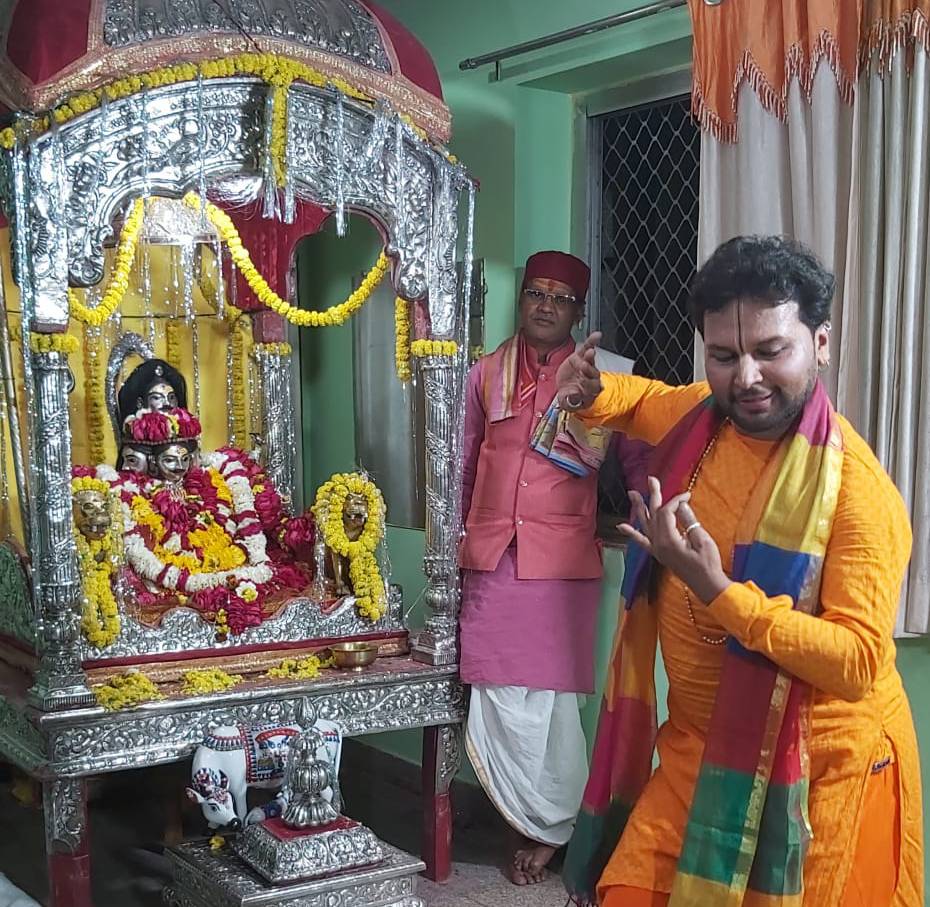 गौना की रस्म के दौरान शास्त्रीय नृत्य करते कलाकार।