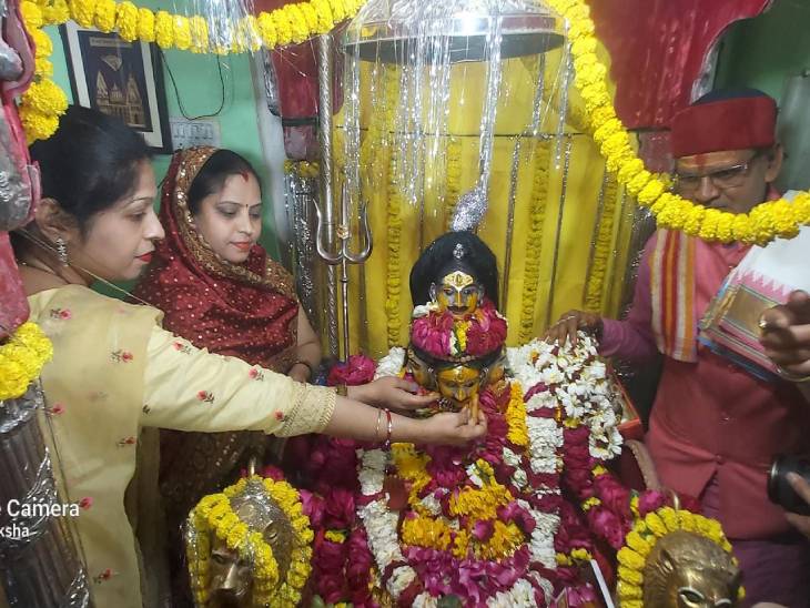 बाबा विश्वनाथ को चंदन लगातीं महिलाएं।