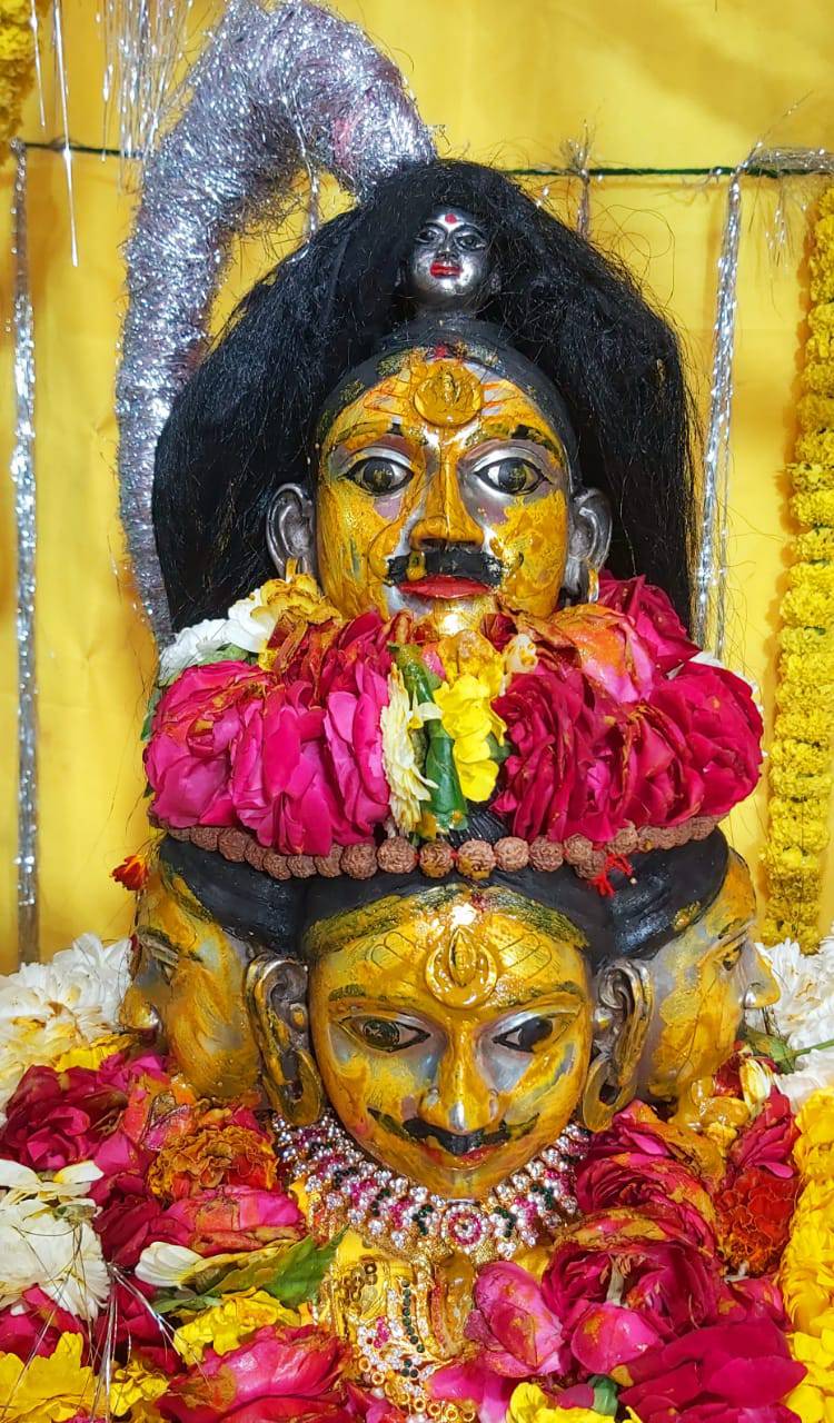 भूतभावन भगवान गंगाधर के जटा जूट से गंगा निकल रहीं हैं।