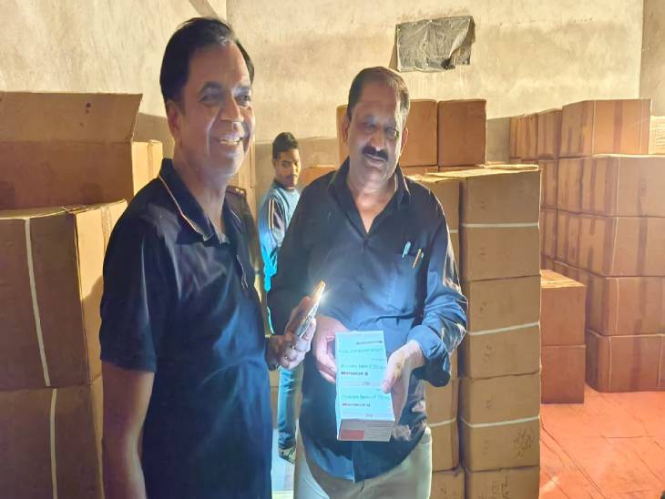 आज मंडुआडीह इलाके से नकली दवाओं के गोदाम में पकड़ी गईं पेटेंट दवाइयों के नाम दिखाते अधिकारी।