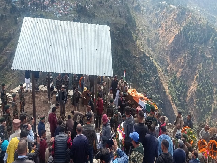 शहीद को अंतिम विदाई।