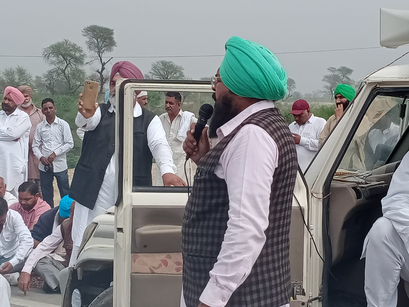 संबोधित करते किसान।