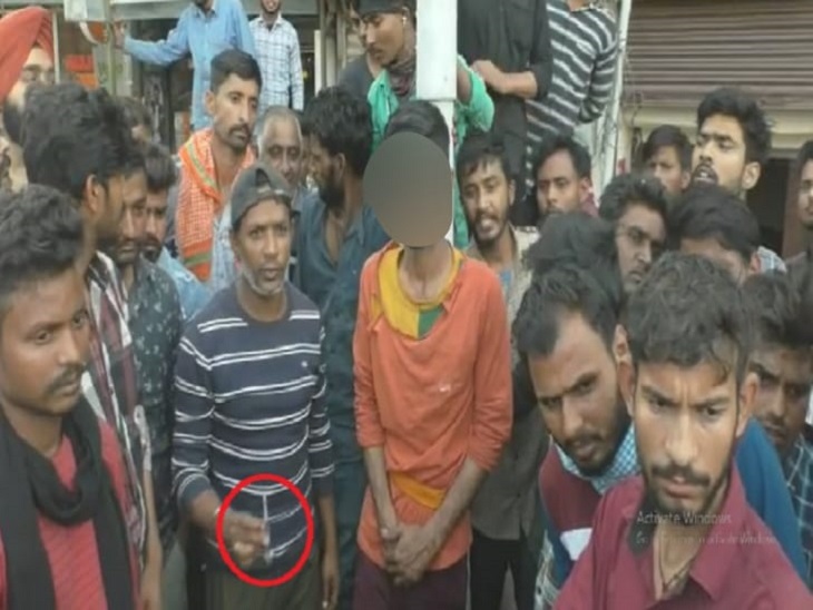 झपटमार से लोगों ने बरामद किया चिट्‌टे का टीका।