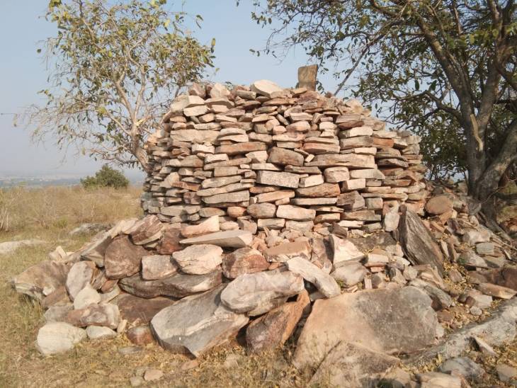 चंदौली की कोठी की पहाड़ी में दिखी स्तूप जैसी आकृति।