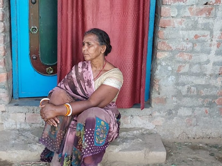 18 வயதான மோனுவின் தாய் விபத்திற்குப் பிறகு ஆறுதல் அடையவில்லை.  மொத்தக் குடும்பமும் முழு விஷயத்திலும் எதுவும் பேசாமல் தவிக்கின்றனர்.