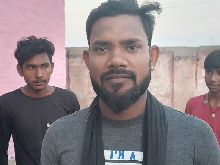 நிதிஷ் பாஸ்வான் 10 ஆண்டுகளாக தமிழகத்தில் பணியாற்றி வருகிறார்.  பீஹாரிகளை மக்கள் தன் கண் முன்னாலேயே அடிப்பார்கள் என்று கூறினார்.