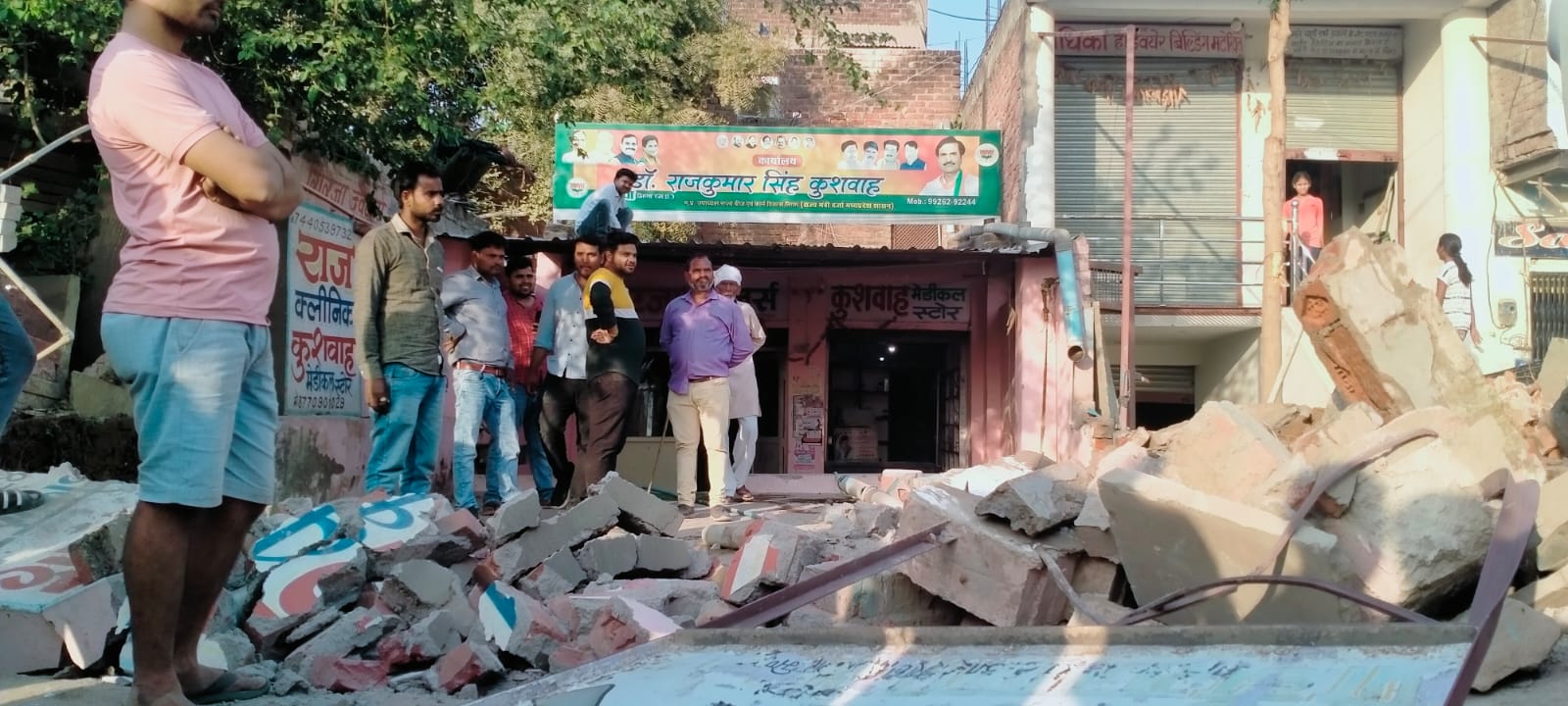 नपा ने राज्य मंत्री राजकुमार कुशवाहा के गन हाउस के बोर्ड को तोड़ा, टीनशेड हटवाया NAPA broke