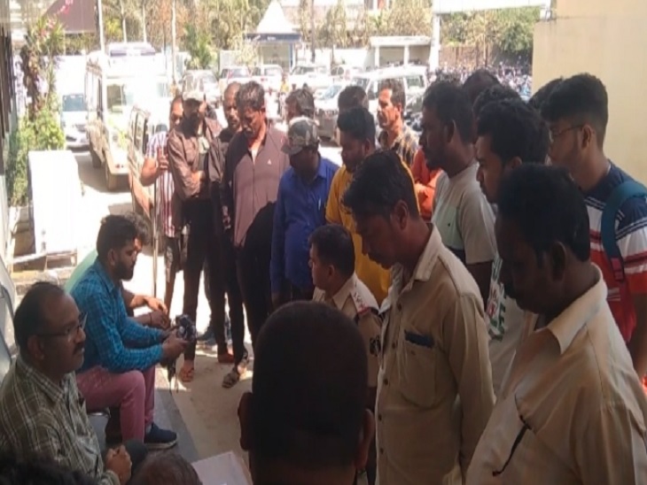 शुक्रवार को शैलेंद्र के परिजन और आस-पास के लोग अस्पताल पहुंचे थे।