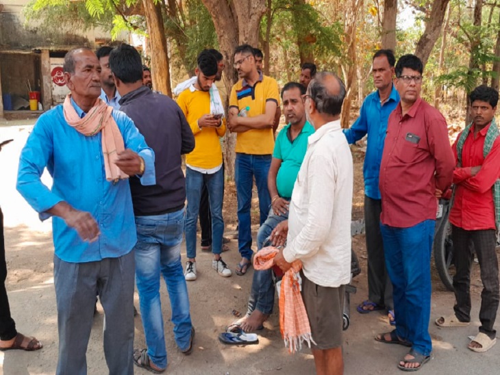 आस-पास के लोग और परिजन हादसे के बाद मौके पर पहुंचे थे।
