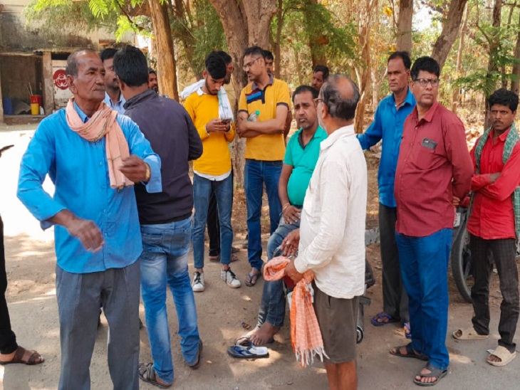 आस-पास के लोग और परिजन हादसे के बाद मौके पर पहुंचे थे।