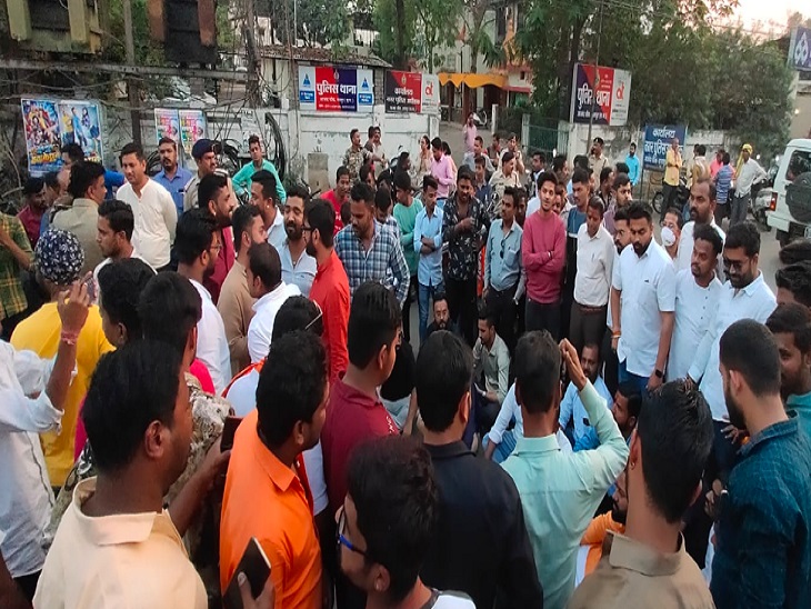 बीजेपी कार्यकर्ता शुक्रवार शाम को थाने के सामने धरने पर बैठ गए थे।
