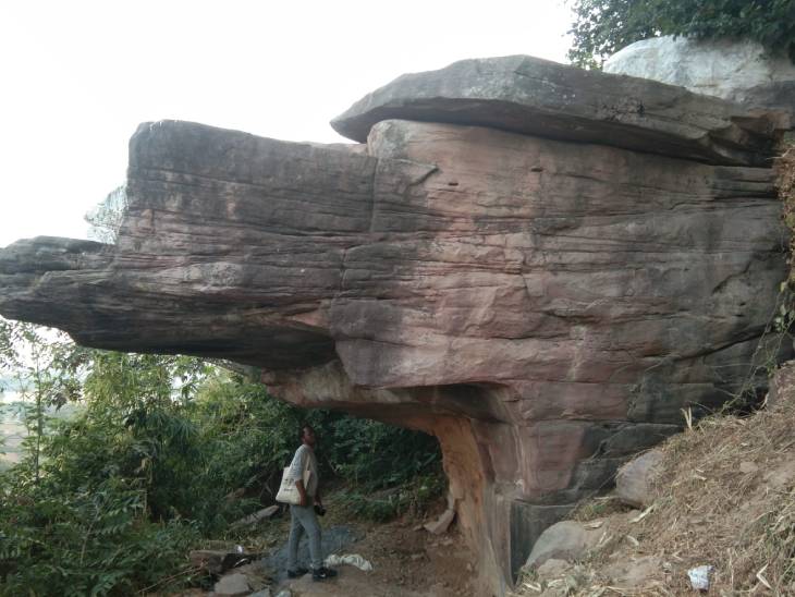 चंदौली में मिली भीमबैठका जैसी गुफाएं और रॉक पेंटिंग्स।