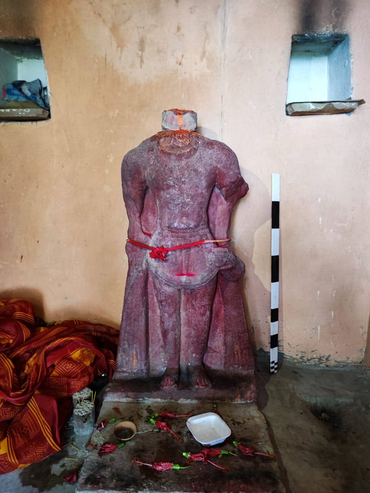 भीखमपुर की पहाड़ी की चोटी पर आधुनिक मंदिर में रखी बोधिसत्व की कुषाण कालीन प्रतिमा।