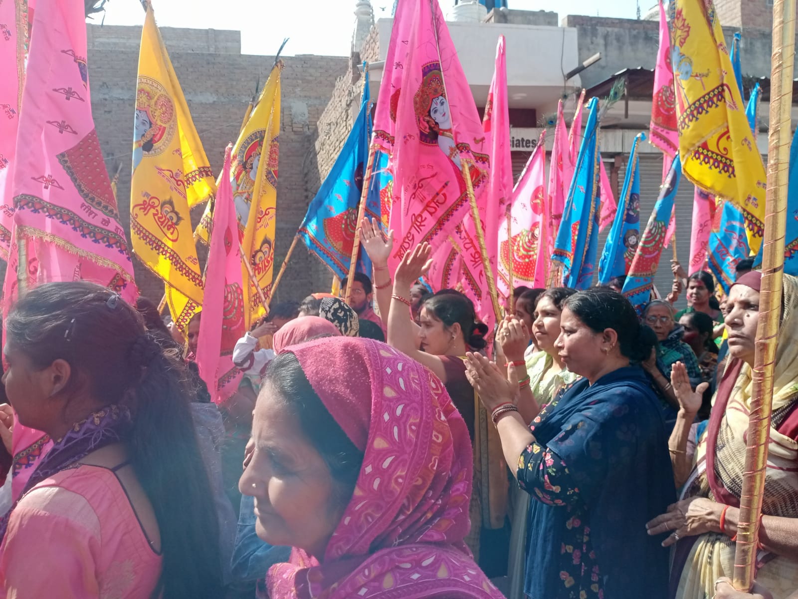 शोभायात्रा में शामिल श्रद्धालु।