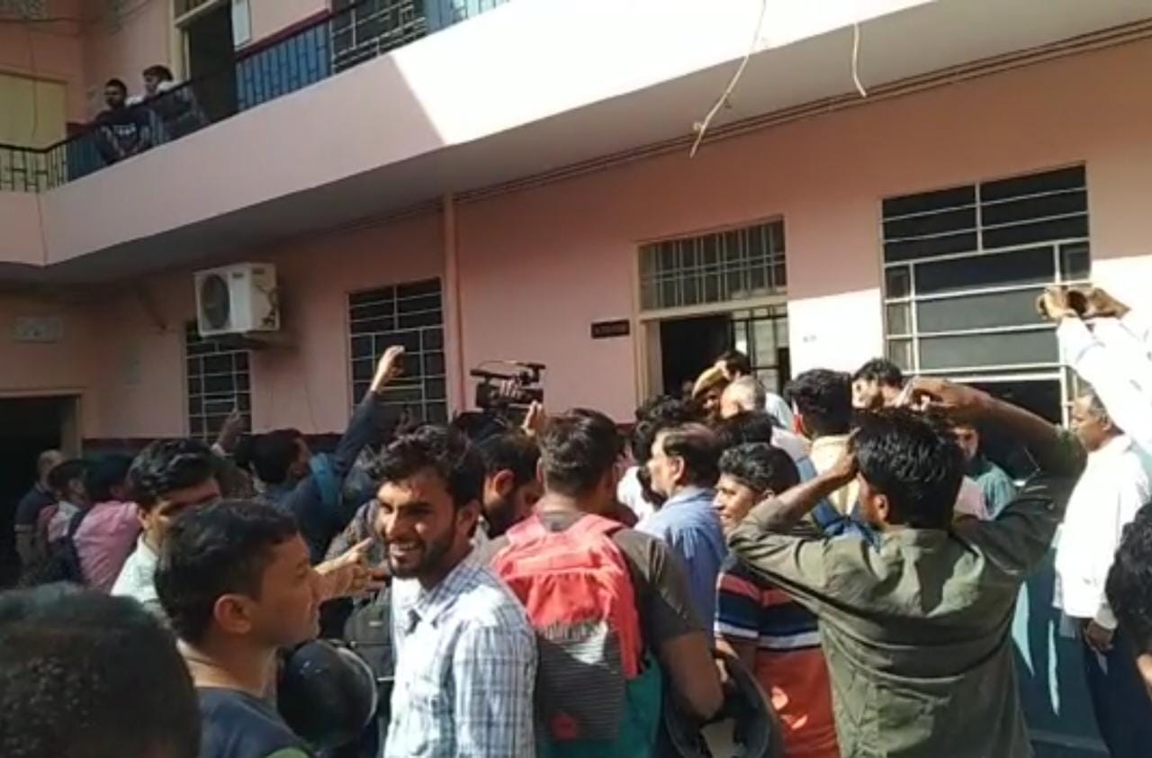 स्टूडेंट्स के बढ़ते विरोध के बाद मौके पर पहुंची बजाज नगर पुलिस ने समझाइश कर मामला शांत करवाया।