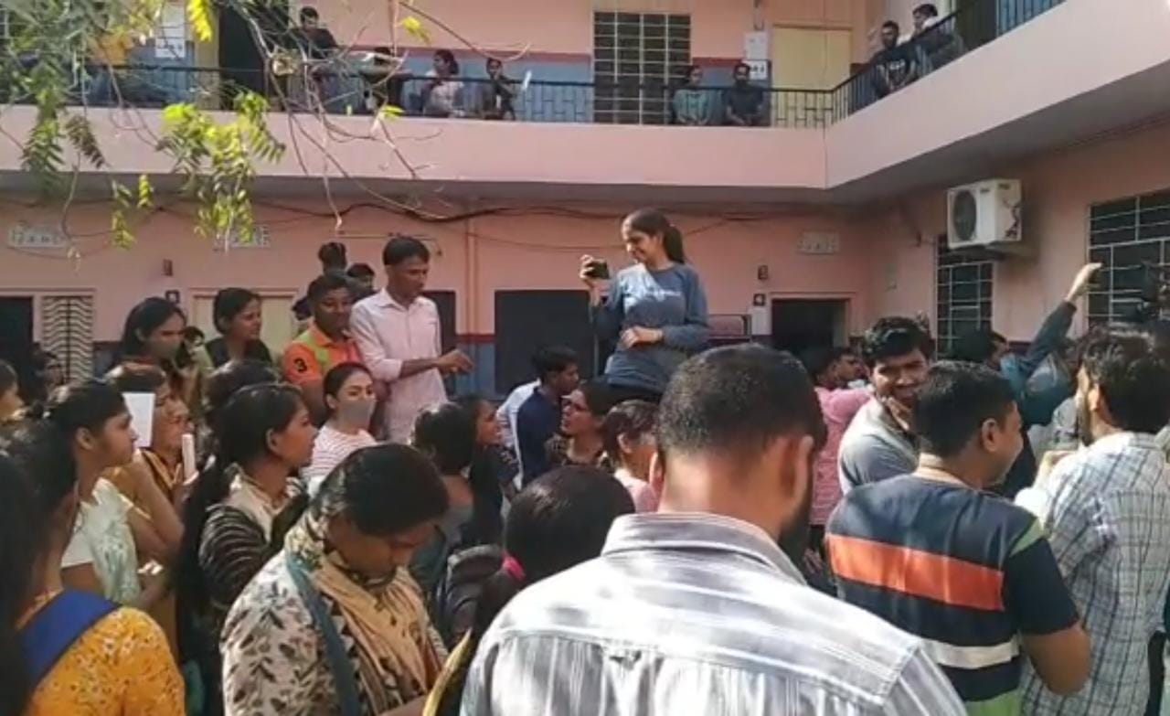 एग्जाम देने पहुंचे स्टूडेंट्स ने यूजीसी नेट की पहली पारी का पेपर रद्द करने की मांग शुरू कर दी है।