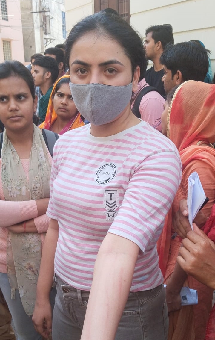 एग्जाम देने पहुंचे स्टूडेंट्स ने पुलिस प्रशासन पर अभद्रता का आरोप लगाया। उन्होंने कहा कि स्कूल प्रबंधन और पुलिस द्वारा जबरदस्ती हमें धक्के बाहर बाहर निकाला गया है। इस दौरान कुछ स्टूडेंट्स को हल्की चोट भी आई।