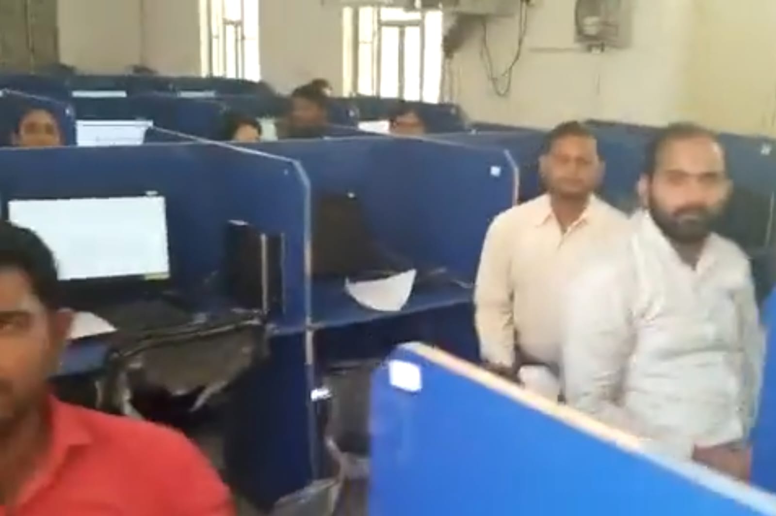 नितिन पब्लिक स्कूल का वीडियो सोशल मीडिया पर तेजी से वायरल हो रहा है। जिसमें एग्जाम हॉल में स्टूडेंट्स एक साथ बैठकर मोबाइल के जरिए पेपर सॉल्व करते नजर आ रहे हैं।