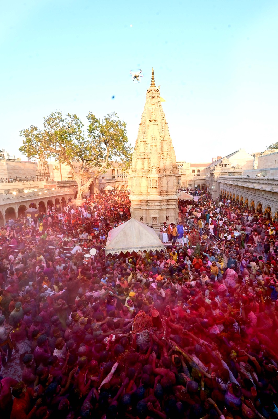 रंगभरी एकादशी के दौरान जमकर अबीर और गुलाल की होली खेली गई।