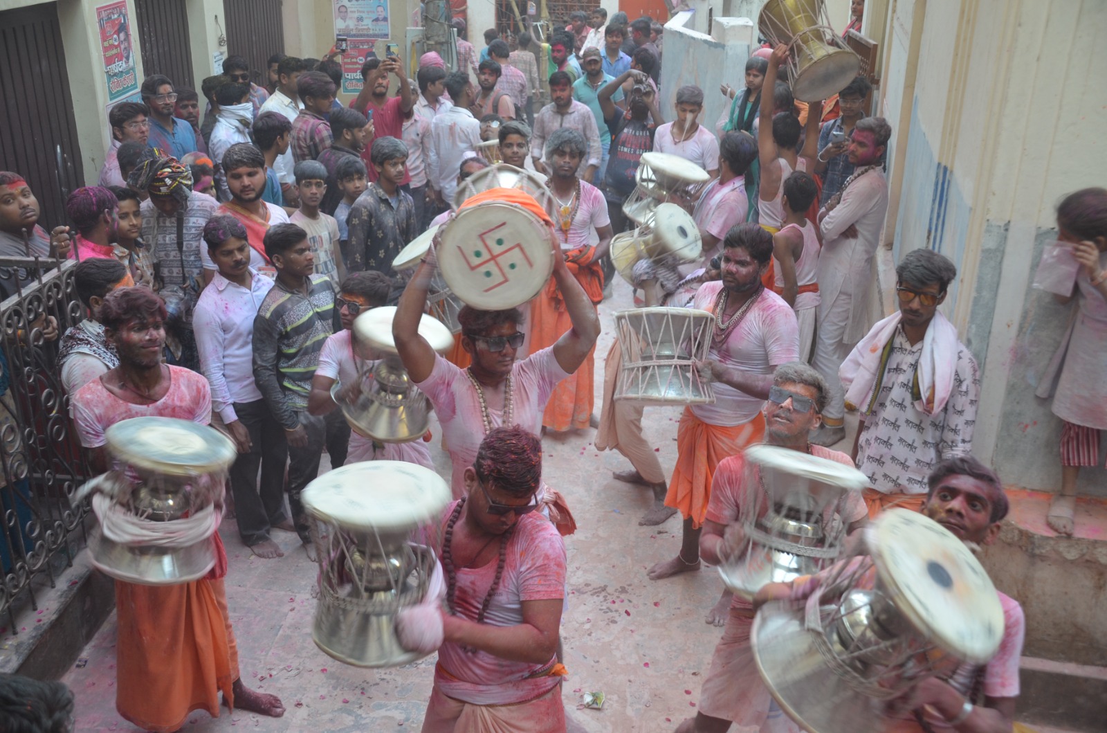विश्वनाथ मंदिर में प्रवेश से पहले रंग अबीर और गुलाल उड़ाकर नाचते शिवगण।