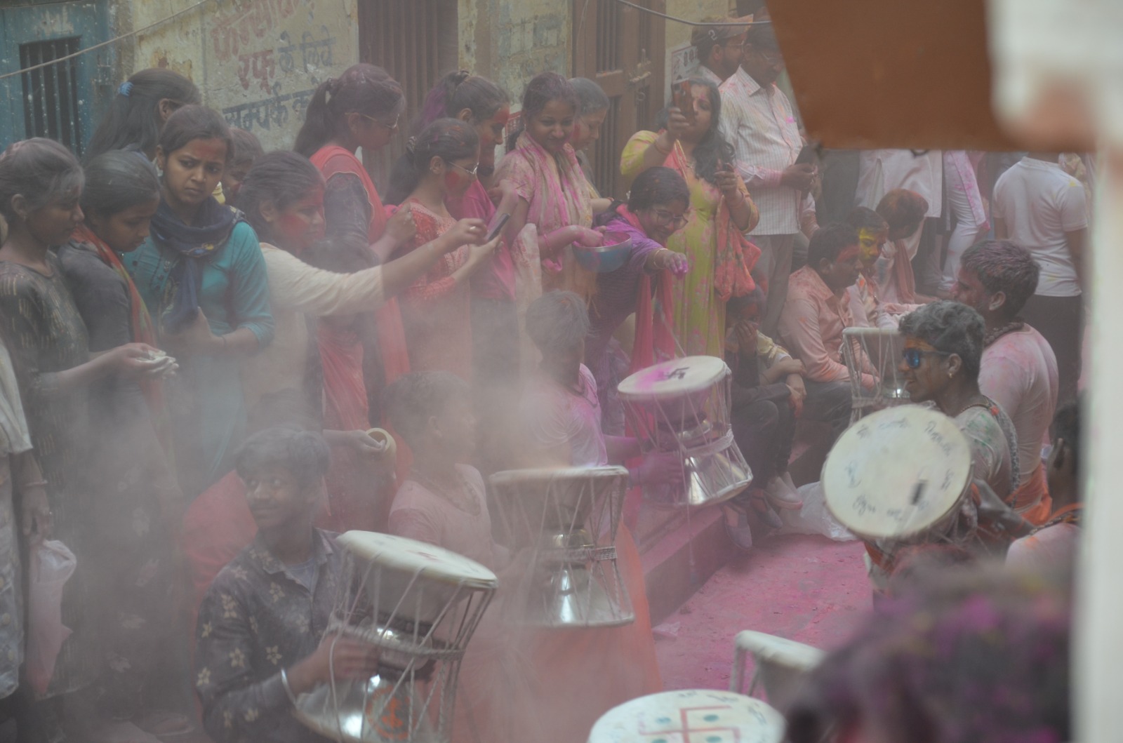 काशी की गलियों में बाबा विश्वनाथ और माता गौरा के स्वागत में महिलाएं रंगों से सराबोर दिखीं।