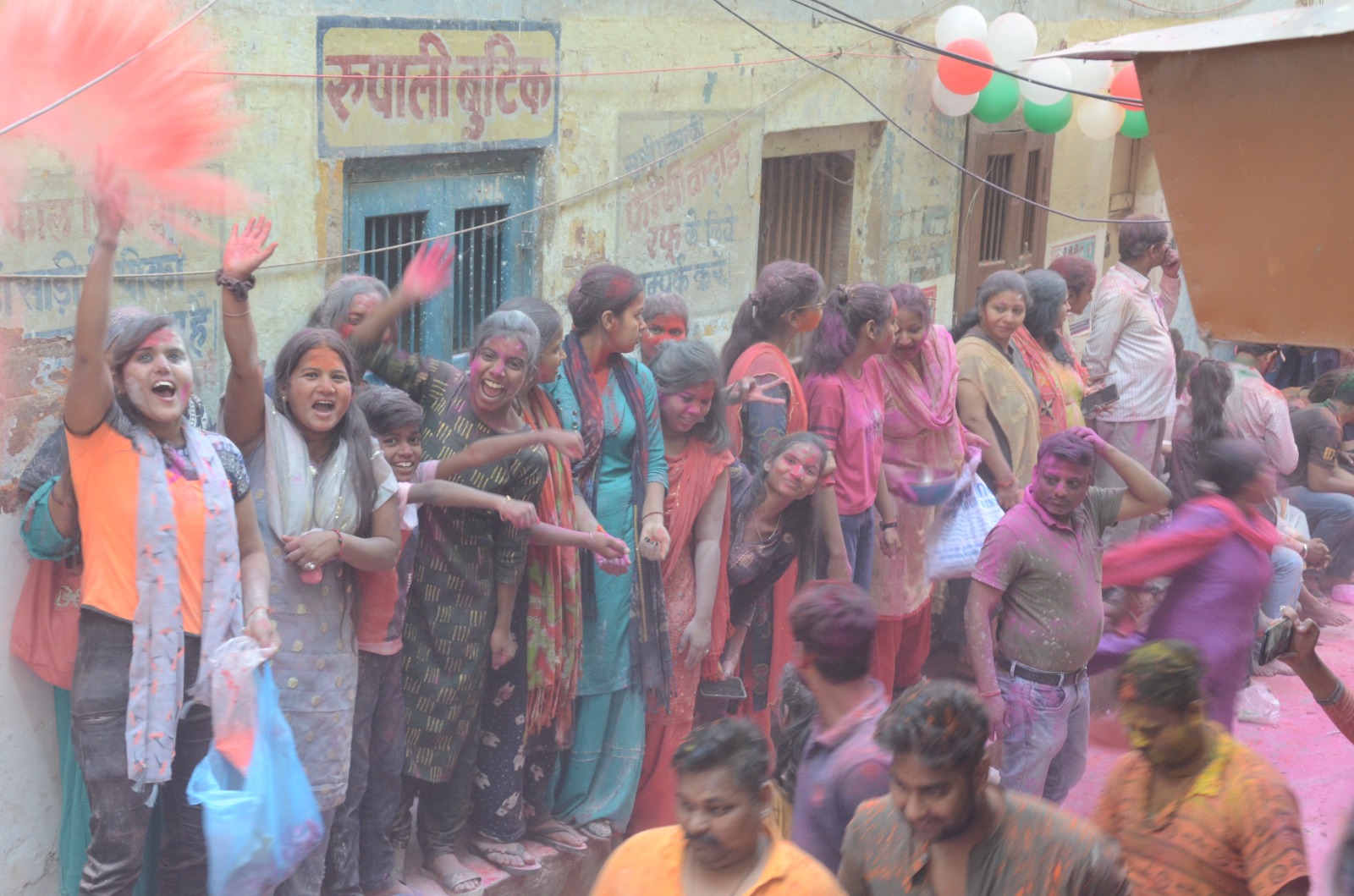 महिलाओं ने अपने घरों के बाहर निकल शिव और पार्वती का स्वागत रंग और अबीर उड़ा कर किया।