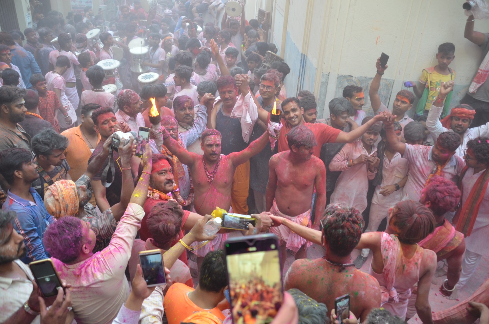 बाहर से आए लोगों ने इस मौके को अपने मोबाइल कैमरे में कैद किया।