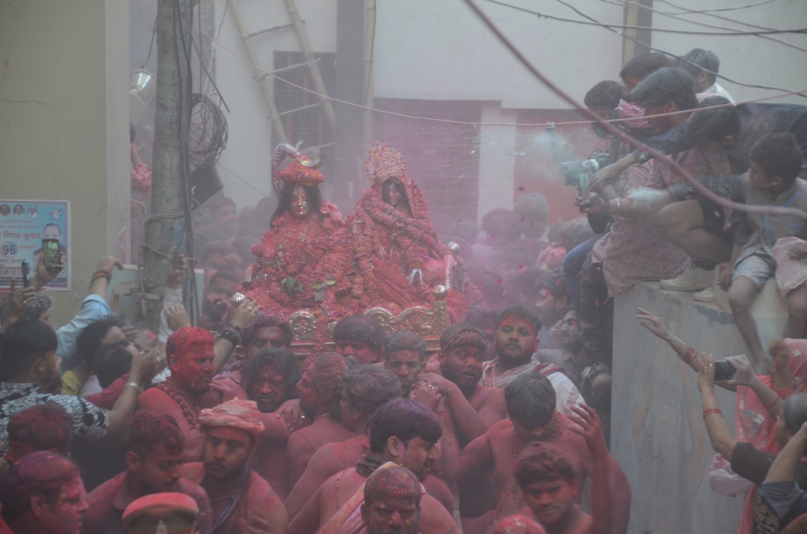 राजसी श्रृंगार में पालकी पर निकले बाबा विश्वनाथ और माता पार्वती।