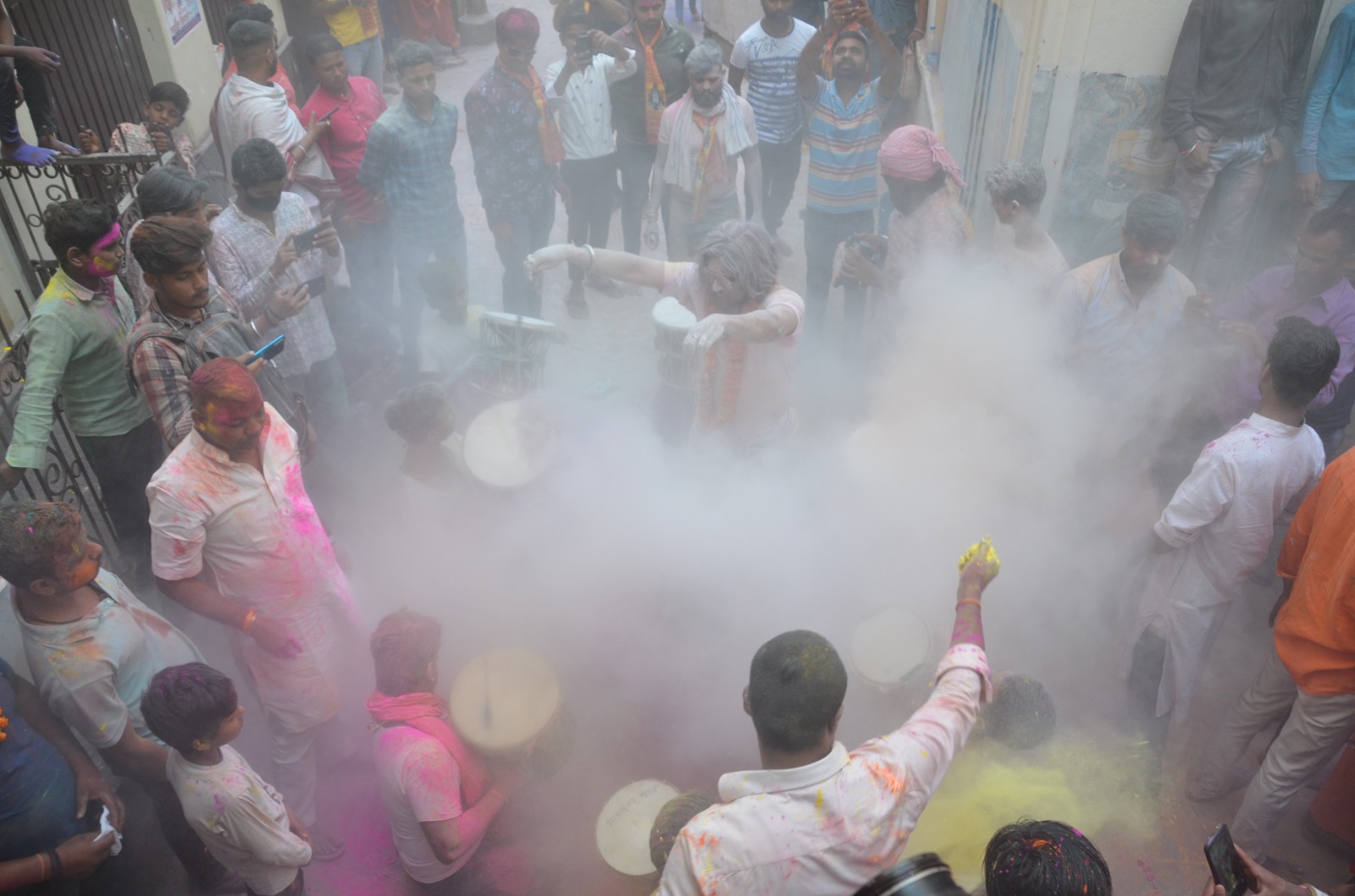 शोभायात्रा के दौरान डमरू की निनाद पर नाचते शिवभक्त।