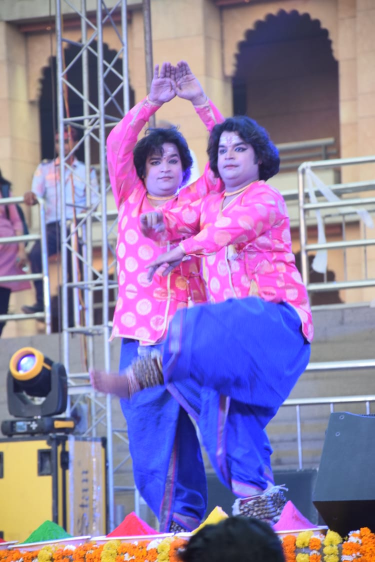 बाबा विश्वनाथ और माता पार्वती के मंदिर में विराजमान होने के स्वागत में लोक कलाकार नटराज पोज में नृत्य किया।