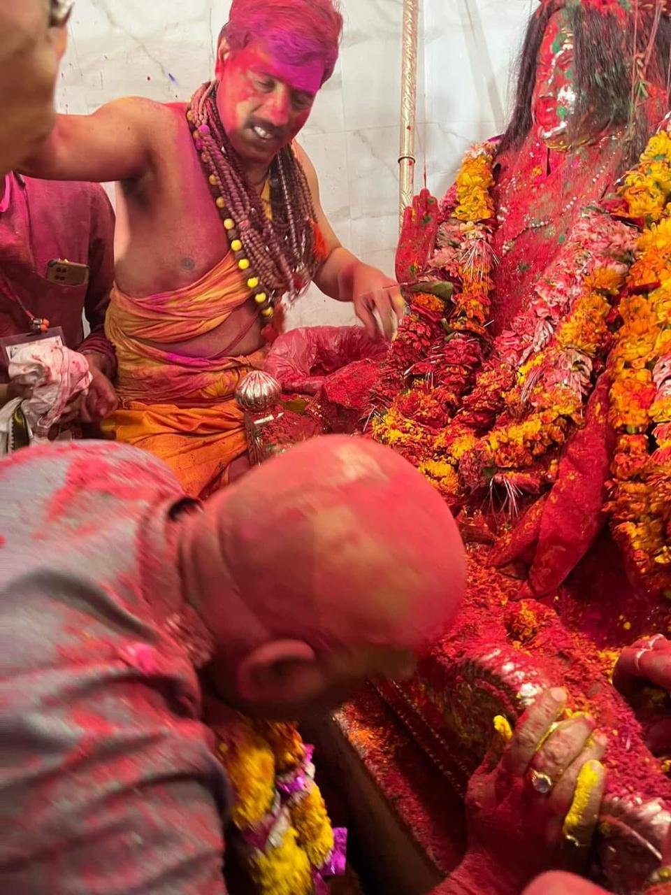 बाबा विश्वनाथ और माता गौरा का चरण वंदना करते पूर्व मंत्री और कांग्रेस नेता अजय राय।