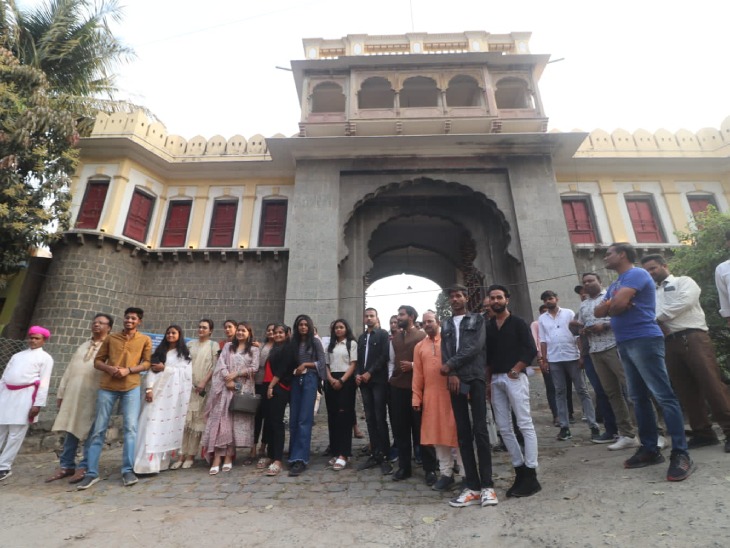 विभिन्न कॉलेजों के स्टूडेंट्स ने हेरिटेज वॉक की और बड़ा रावला की इमारतों, राजा-महाराज और उनके इतिहास के बारे में जाना।