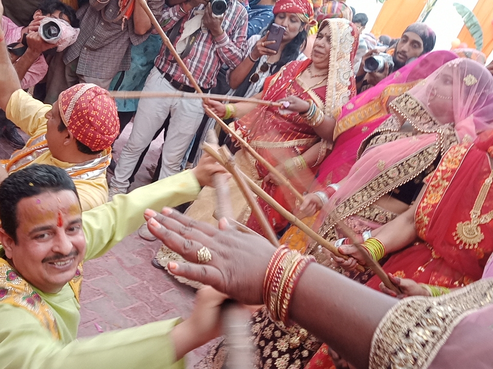 इस दौरान सभी राधा और श्रीकृष्ण की भक्ति में पूरी तरह से सराबोर दिखे।