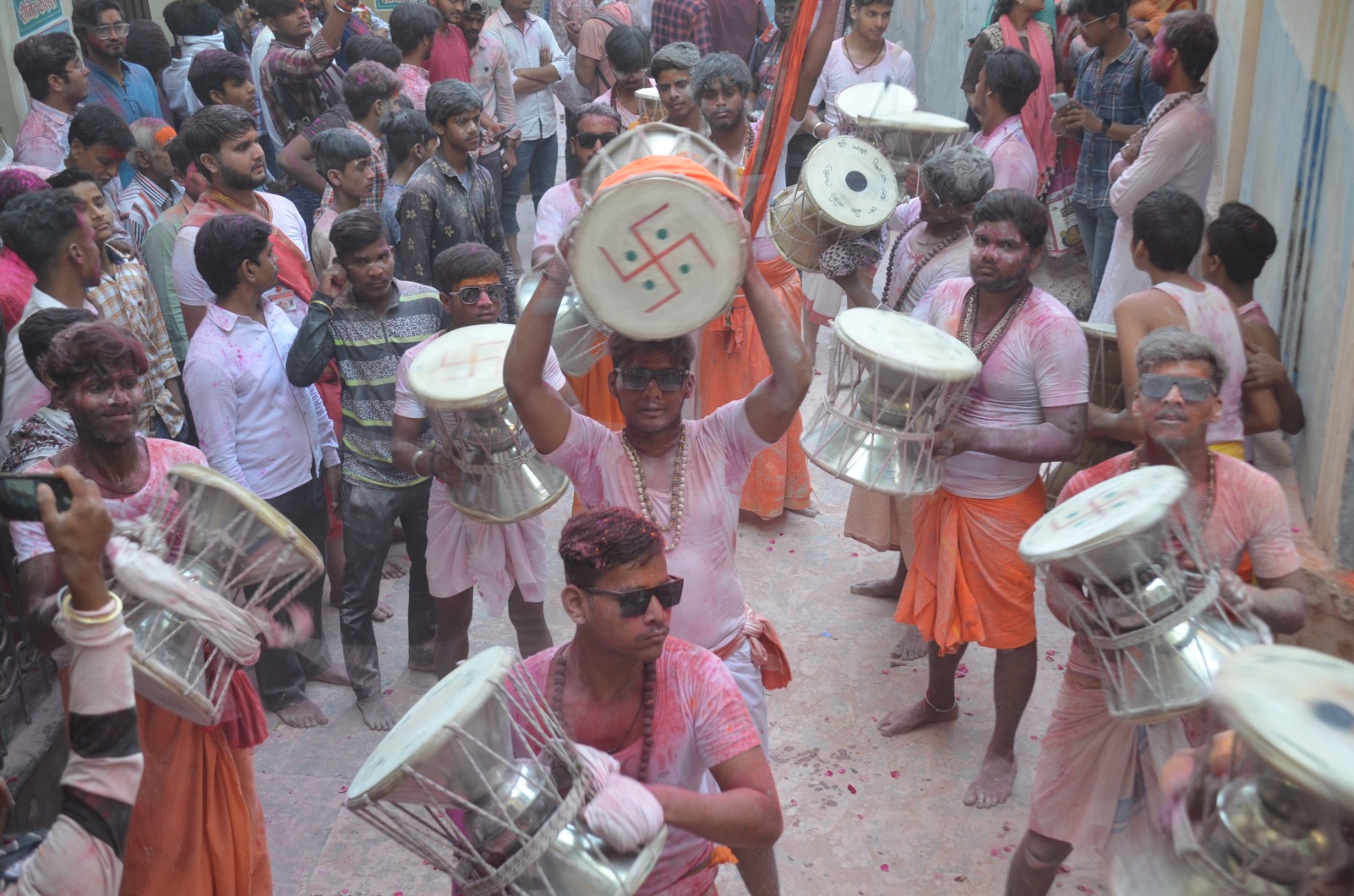 विश्वनाथ मंदिर में प्रवेश से पहले रंग अबीर और गुलाल उड़ाकर नाचते शिवगण।