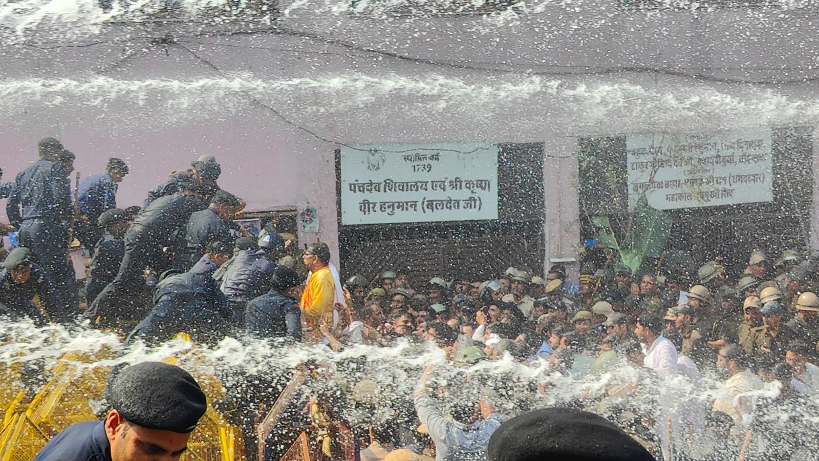 पुलिस ने बीजेपी नेताओं और कार्यकर्ताओं पर वॉटर केनन चलाई।