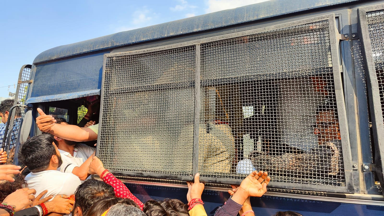 सतीश पूनिया और राजेंद्र राठौड़ समेत सभी नेताओं को हिरासत में लिया।