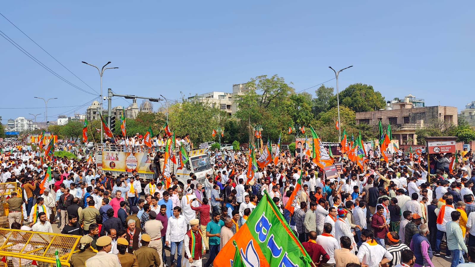 सीएम हाउस के लिए बीजेपी ऑफिस से निकले कार्यकर्ता।