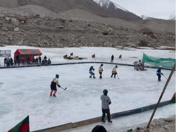 न्यूज एजेंसी के मुताबिक ऊंचाई वाले इलाकों में सर्दियों में सेना कई गेम्स ऑर्गेनाइज करती है, आइस हॉकी खेलते हुए सेना के जवान।